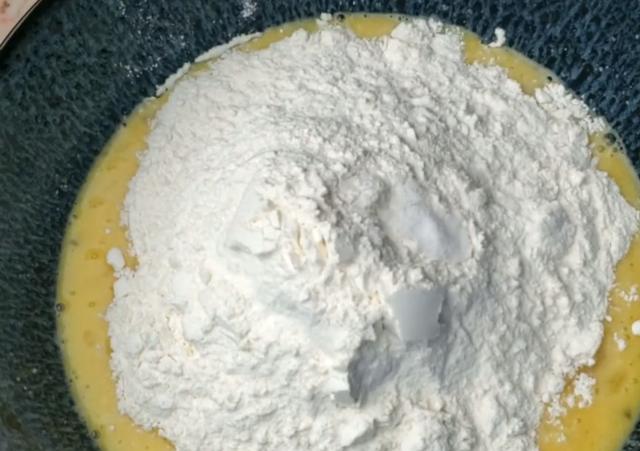 家里有苹果可以这样做,加一碗面粉,不烤不油炸,柔软拉丝,好吃