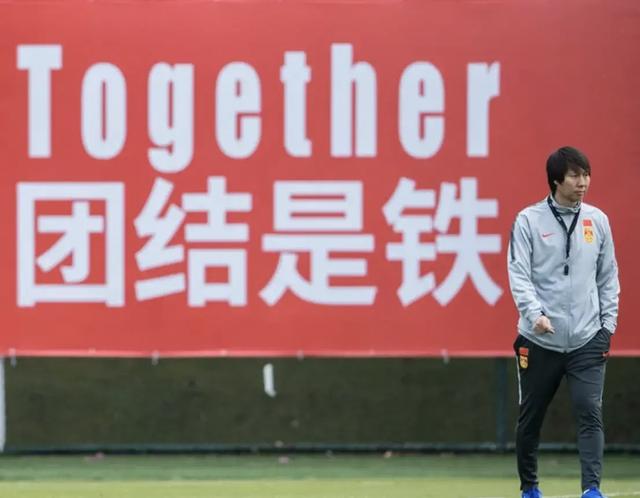 国足真娇气,下大雨不想训练?主帅李铁:没商量,一个都不能少