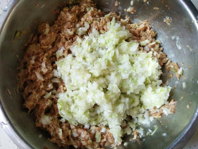 这馅饺子很少有人做,比虾仁便宜,比韭菜鲜美,一人两碗不过瘾
