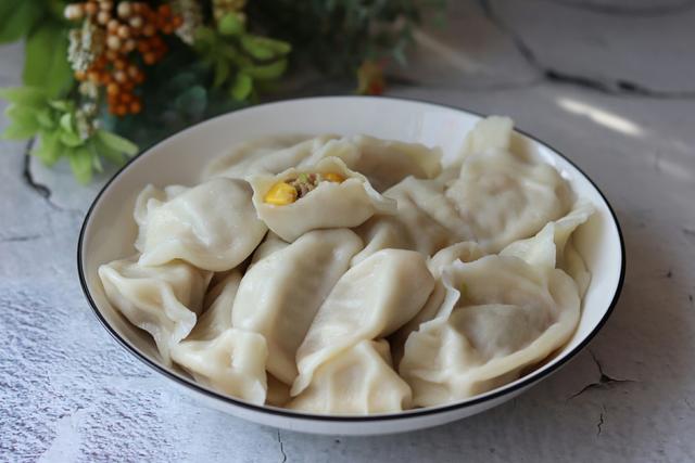 这馅饺子很少有人做,比虾仁便宜,比韭菜鲜美,一人两碗不过瘾