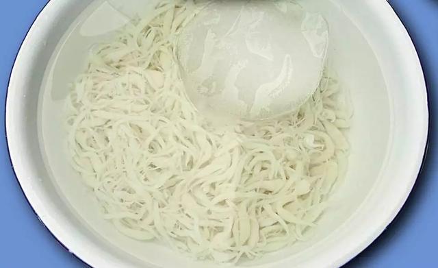 把面粉倒进滚水里煮,10分钟后,全家人都惊讶,我连吃了2碗!