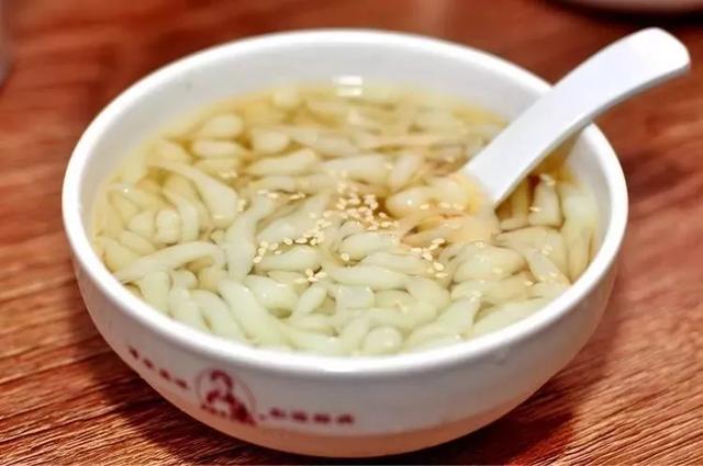 把面粉倒进滚水里煮,10分钟后,全家人都惊讶,我连吃了2碗!