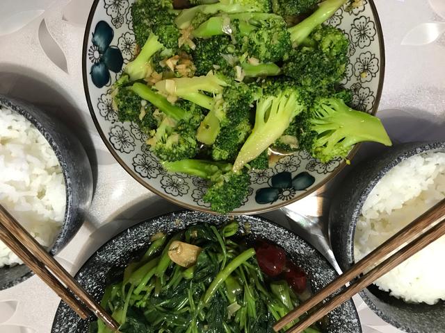 放弃了九种做法,最终选择这样做,我一次能吃一盘西兰花