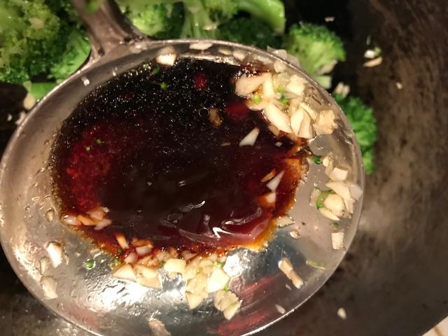 放弃了九种做法,最终选择这样做,我一次能吃一盘西兰花