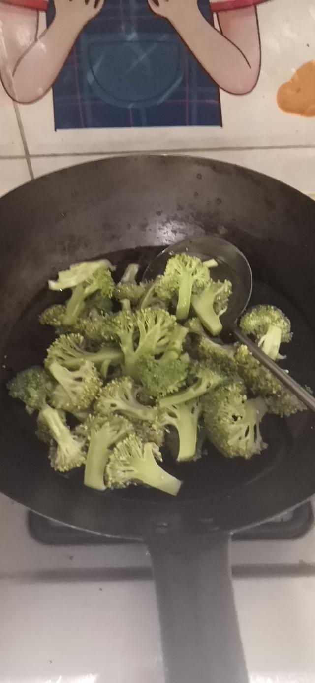 放弃了九种做法,最终选择这样做,我一次能吃一盘西兰花