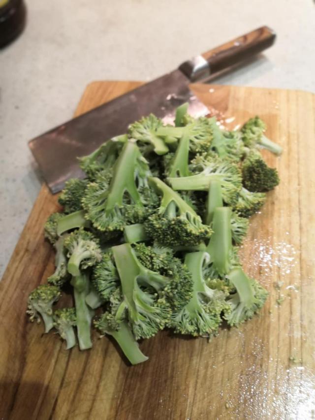 放弃了九种做法,最终选择这样做,我一次能吃一盘西兰花