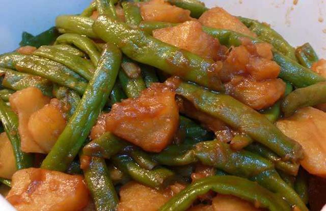 下饭又好吃的土豆炖豆角,只需4步就完成!就是有点费米饭