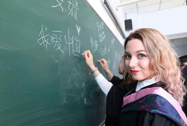 生活在黑龙江的俄罗斯人为何以女性居多?她们做啥工作养活自己?