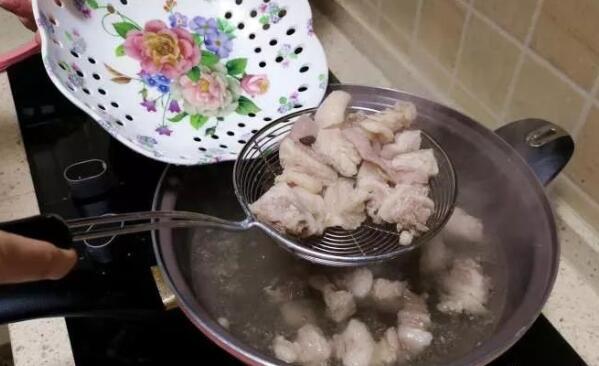 羊肉炖萝卜,这样做一点膻味都没有,鲜嫩味美,越吃越想吃