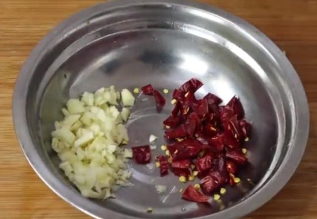 凉拌莴笋丝要不要焯水,大厨教你正确做法,翠绿爽口,开胃又下饭