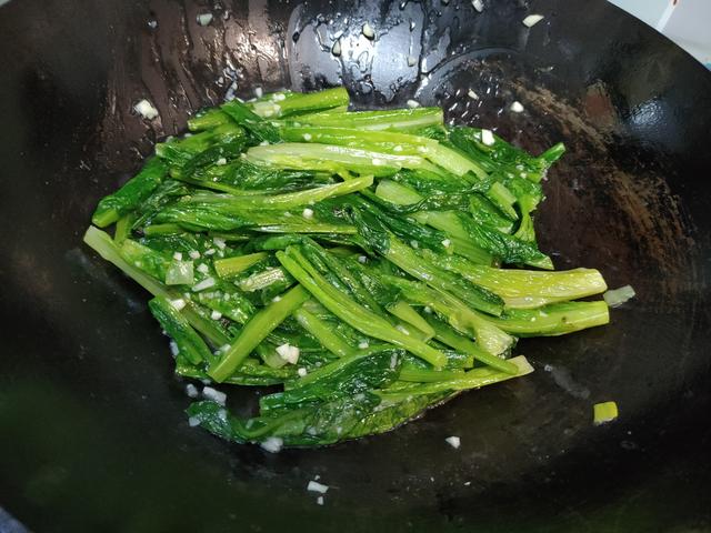 蒜蓉油麦菜,先放蒜还是后放蒜?学会酒店的做法,蒜香浓郁口感脆