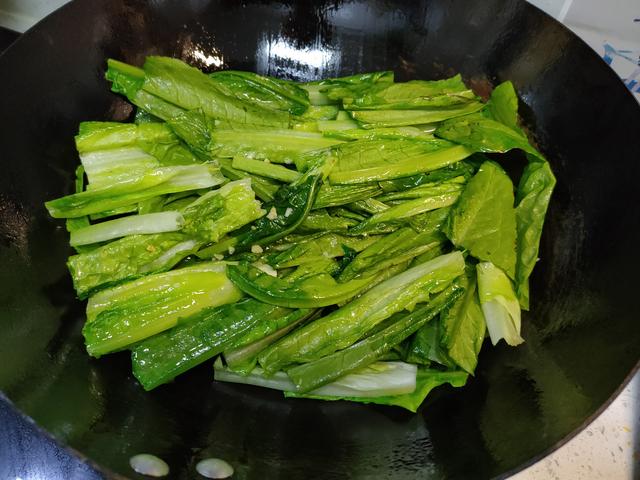蒜蓉油麦菜,先放蒜还是后放蒜?学会酒店的做法,蒜香浓郁口感脆