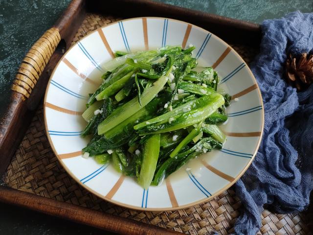 蒜蓉油麦菜,先放蒜还是后放蒜?学会酒店的做法,蒜香浓郁口感脆