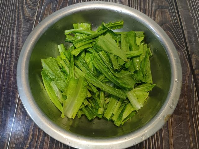 蒜蓉油麦菜,先放蒜还是后放蒜?学会酒店的做法,蒜香浓郁口感脆