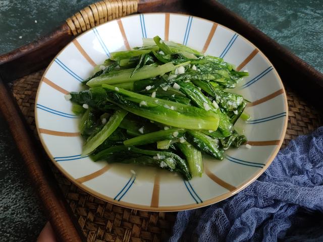 蒜蓉油麦菜,先放蒜还是后放蒜?学会酒店的做法,蒜香浓郁口感脆