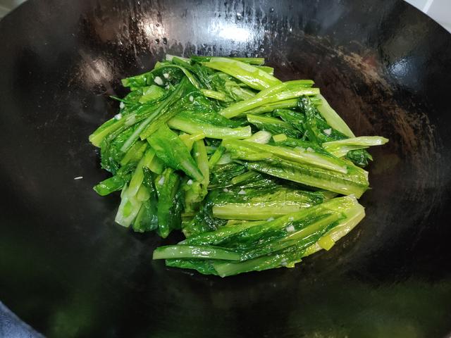 蒜蓉油麦菜,先放蒜还是后放蒜?学会酒店的做法,蒜香浓郁口感脆