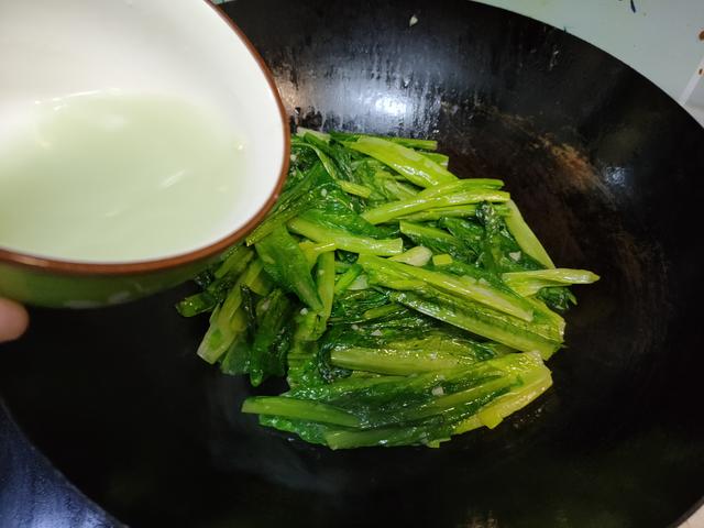 蒜蓉油麦菜,先放蒜还是后放蒜?学会酒店的做法,蒜香浓郁口感脆