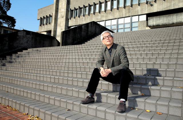 日本复课后学校频出抗疫奇招:戴透明面罩 纸箱中上课