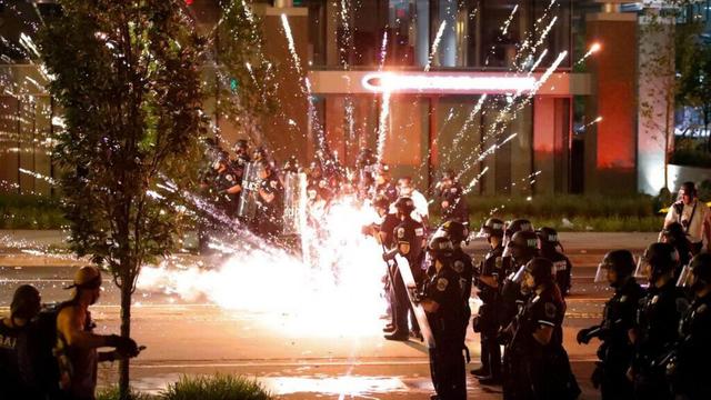 美国145城爆发抗议游行,外媒借机询问中国态度,赵立坚高水平回应