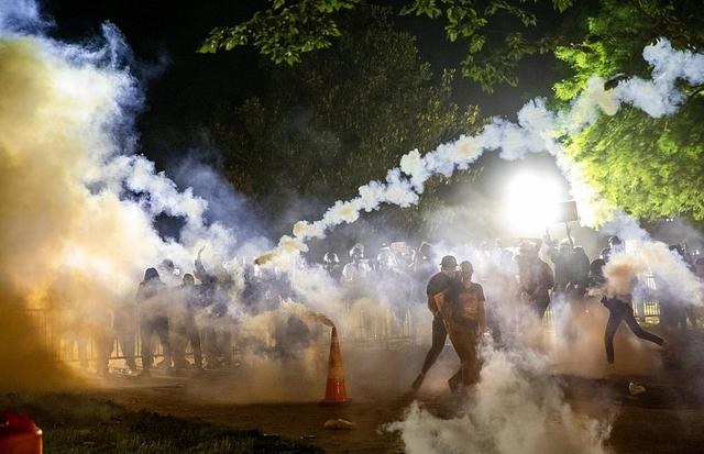 美国145城爆发抗议游行,外媒借机询问中国态度,赵立坚高水平回应