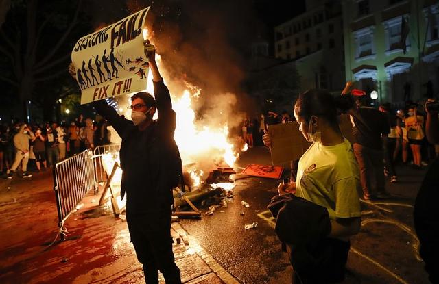 美国145城爆发抗议游行,外媒借机询问中国态度,赵立坚高水平回应