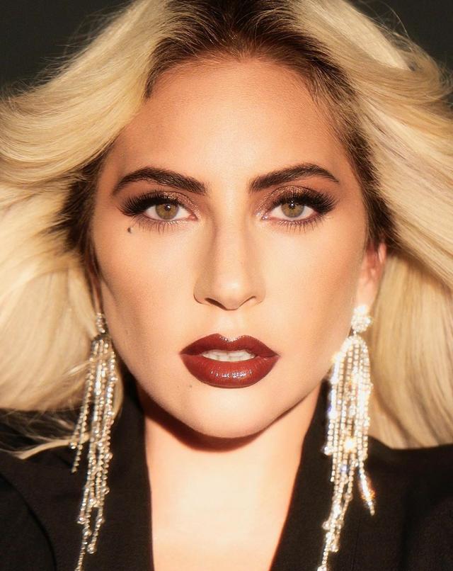 Ladygaga向特朗普“开火”!怒骂被夸正能量,雷人造型现也变大气