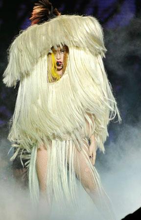 Ladygaga向特朗普“开火”!怒骂被夸正能量,雷人造型现也变大气