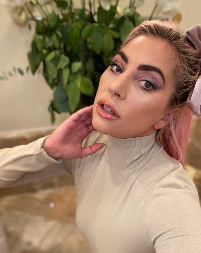 Ladygaga向特朗普“开火”!怒骂被夸正能量,雷人造型现也变大气