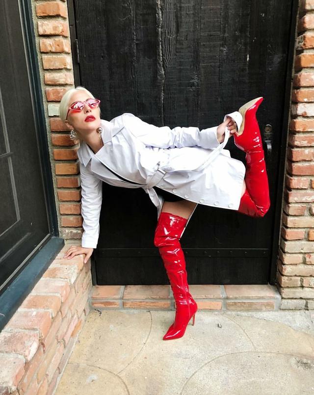 Ladygaga向特朗普“开火”!怒骂被夸正能量,雷人造型现也变大气
