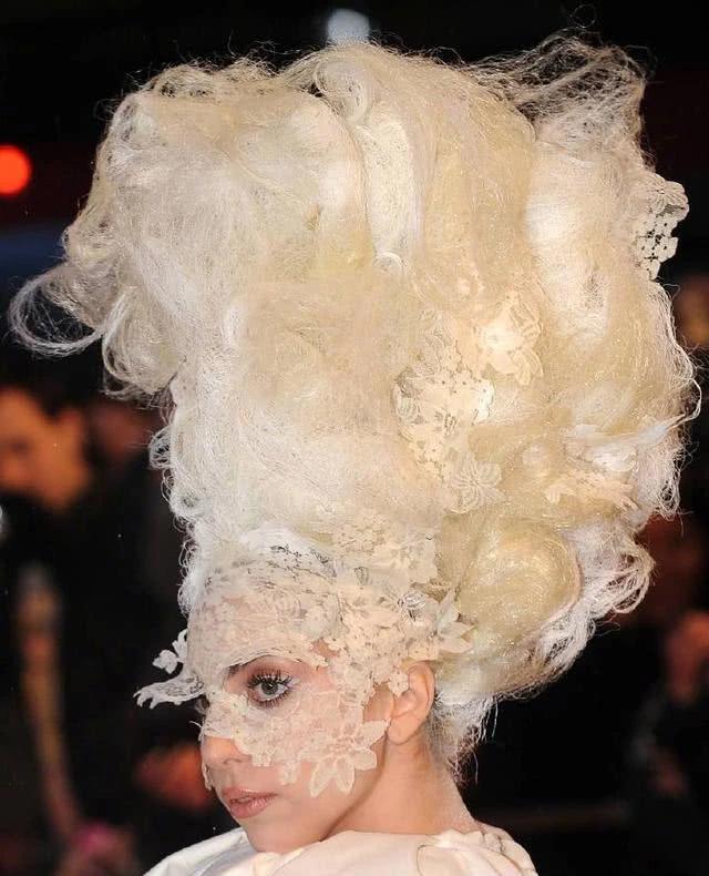 Ladygaga向特朗普“开火”!怒骂被夸正能量,雷人造型现也变大气