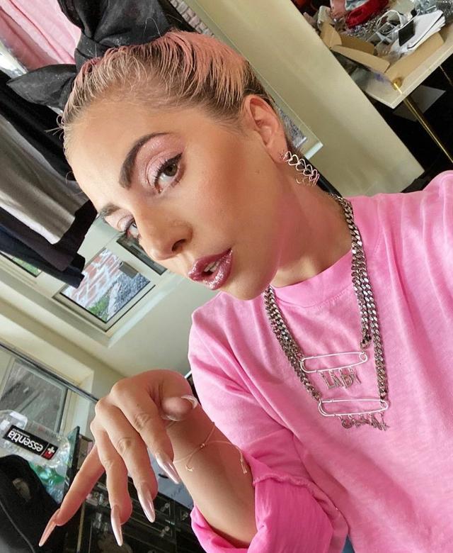 Ladygaga向特朗普“开火”!怒骂被夸正能量,雷人造型现也变大气