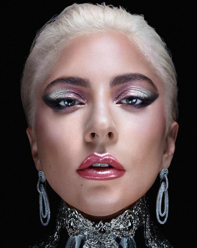 Ladygaga向特朗普“开火”!怒骂被夸正能量,雷人造型现也变大气