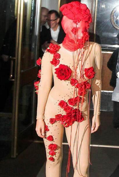 Ladygaga向特朗普“开火”!怒骂被夸正能量,雷人造型现也变大气