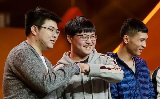 4AM经理暗示Uzi,小狗与韦神吃鸡合体?Uzi买下4AM更现实