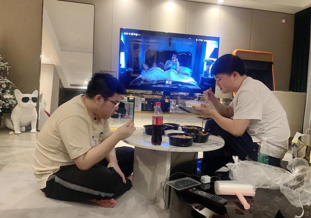 4AM经理暗示Uzi,小狗与韦神吃鸡合体?Uzi买下4AM更现实