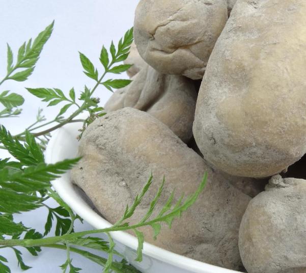 贵州人独有的一种特产,第一眼以为是石头,吃一口后不想停下来