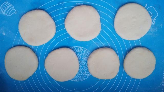 烙饼时,有人抹油,有人开水烫面,大厨师教你一招,烙饼香软出层