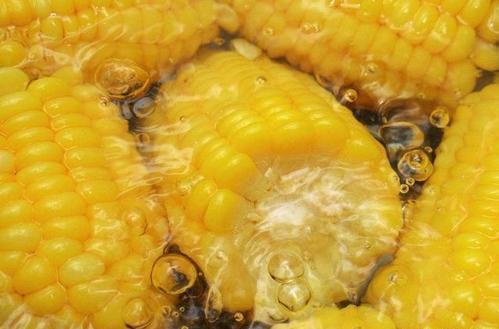 水煮玉米最忌用清水煮,多加这2味料,煮出来的玉米软糯又香甜
