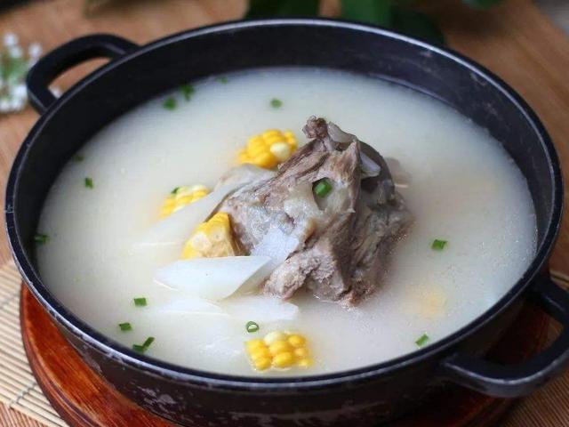 不管炖什么骨头汤,直接加水炖可不行,多加这1步,汤汁又白又鲜