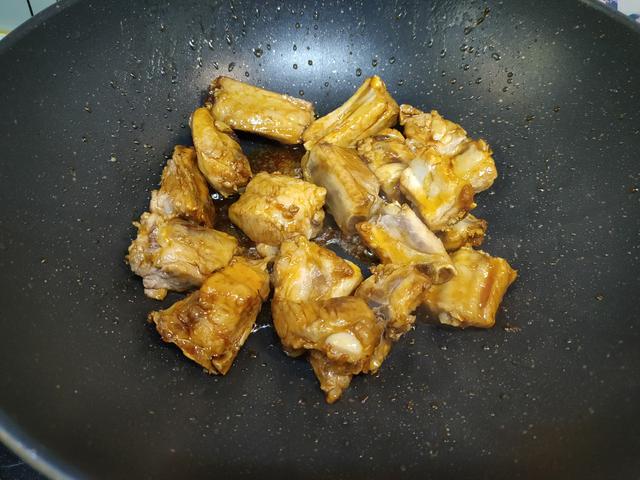 做红烧排骨,不要直接焯水,多加一步,软烂脱骨无腥味