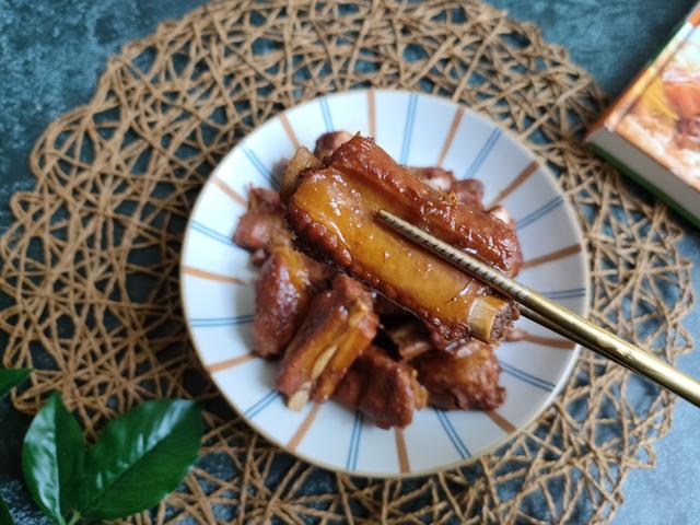 做红烧排骨,不要直接焯水,多加一步,软烂脱骨无腥味
