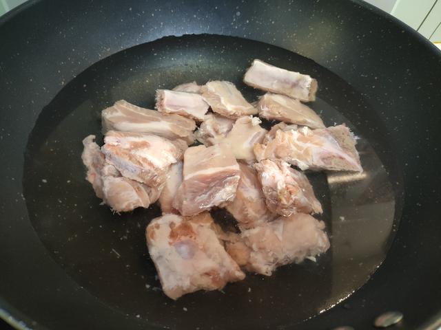 做红烧排骨,不要直接焯水,多加一步,软烂脱骨无腥味