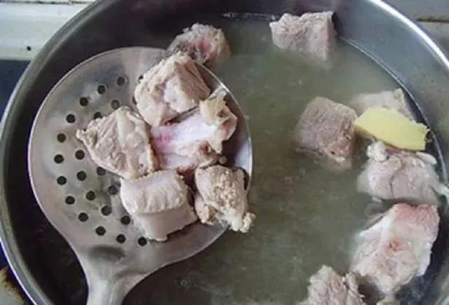 排骨焯水“越焯越脏”,大厨教你一招,血水腥味自动消失