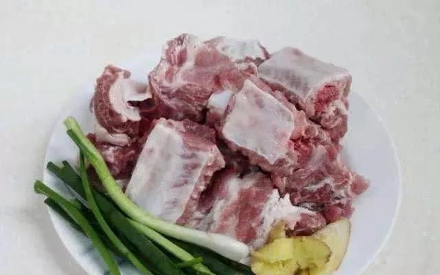 排骨焯水“越焯越脏”,大厨教你一招,血水腥味自动消失