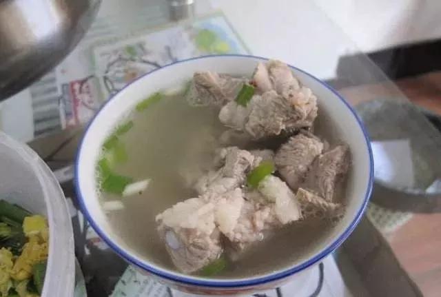 排骨焯水“越焯越脏”,大厨教你一招,血水腥味自动消失
