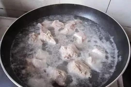 排骨焯水“越焯越脏”,大厨教你一招,血水腥味自动消失