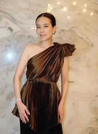泰王“盯上”54岁华裔富婆,多次召见,她为自保隐藏美貌素颜现身