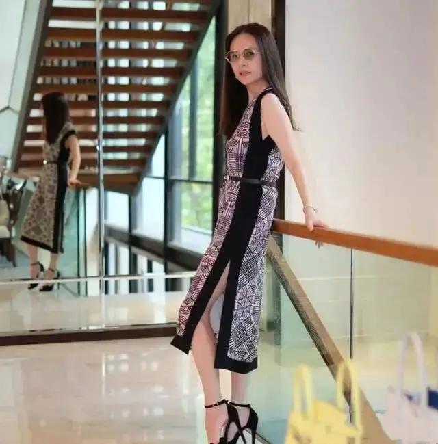 泰王“盯上”54岁华裔富婆,多次召见,她为自保隐藏美貌素颜现身
