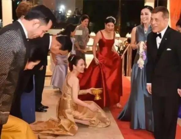 泰王“盯上”54岁华裔富婆,多次召见,她为自保隐藏美貌素颜现身