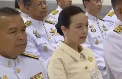 泰王“盯上”54岁华裔富婆,多次召见,她为自保隐藏美貌素颜现身